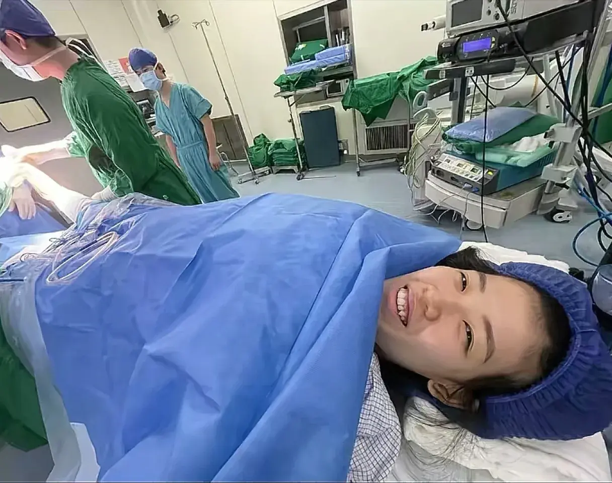 她的脸色挂, div, div